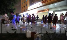 Dân chung cư Hà Nội xuyên đêm chờ lấy nước sạch