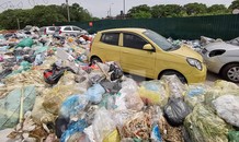 Đường thành núi rác, ô tô bị vây kín không lối thoát giữa Thủ đô
