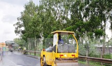 Rải thảm nhựa mặt đường cao tốc Hà Nội - Thái Nguyên giữa trời mưa