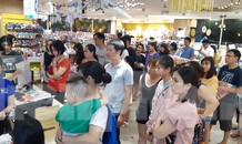 “Rồng rắn” xếp hàng mua sách cho con trước ngày tựu trường