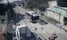Thót tim cảnh xe chở học sinh cua gấp khiến 3 em văng ra ngoài