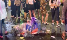 Ngổn ngang rác trên phố đi bộ Nguyễn Huệ sau màn bắn pháo hoa