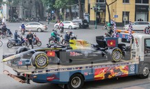 Bắt gặp xe đua F1 diễu hành trên đường phố Thủ đô