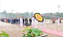 Các đại biểu Quốc hội vào Lăng viếng Chủ tịch Hồ Chí Minh
