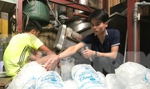 Trời nắng nóng, cơ sở sản xuất đá viên chạy hết công suất vẫn cháy hàng