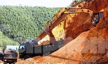 Ngang nhiên khai thác đất đồi bất hợp pháp cạnh trung tâm huyện