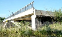 Cầu 32 tỷ 'lọt' giữa sông nhiều năm, đề xuất tăng vốn gấp ba lần làm đường dẫn