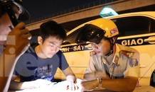 Thấy CSGT đo nồng độ cồn, tài xế ô tô bỏ xe tháo chạy