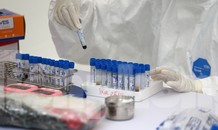 Người dân vui mừng nhận kết quả âm tính sau khi test nhanh COVID-19