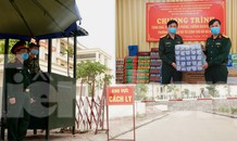 Ban Thanh niên Quân đội trao quà chống dịch ở khu cách ly COVID-19