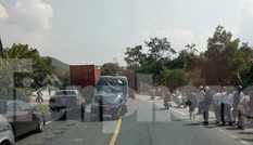 Lạng Sơn: Kinh hãi xe ô tô chở khách phóng ẩu, lấn làn đâm vào xe container