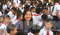 Lễ khai giảng muộn của những học sinh đi dép lê
