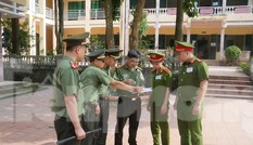 Cận cảnh an ninh trong, ngoài phòng thi THPT Quốc gia tại Hòa Bình