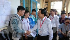 Bộ trưởng Phùng Xuân Nhạ chỉ đạo công tác coi thi ở Đắk Lắk