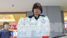 Người dân Hà Nội đổ xô mua nước đóng chai giữa cơn khủng hoảng