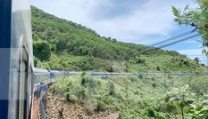Tàu hỏa trật bánh trên đèo Hải Vân, hành khách khốn khổ vì nóng