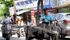 Xe thô sơ chở hàng cồng kềnh nghênh ngang trên phố Hà Nội