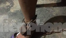 Chồng dùng xích sắt trói chân vợ vào cột nhà