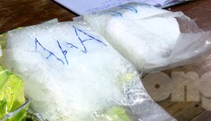 CLIP: Biên phòng tiếp nhận gần 8kg nghi ma túy đá dạt từ biển vào
