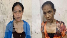 Trinh sát mật phục bắt 2 'nữ quái' móc túi du khách ở phố Tây