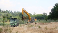 Sông trơ đáy, tỉnh Quảng Nam cho xúc cát đe dọa an toàn đường Hồ Chí Minh