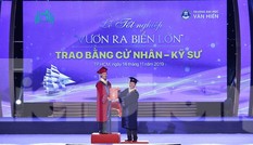 Thán phục nam sinh mắc bệnh lý thần kinh nhận bằng tốt nghiệp đại học