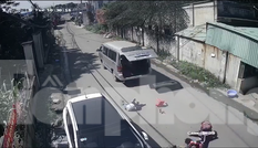 Thót tim cảnh xe chở học sinh cua gấp khiến 3 em văng ra ngoài