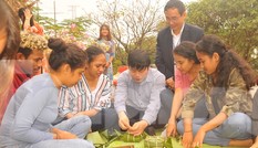 Sinh viên ‘Tây’ ăn Tết ‘ta’ sớm