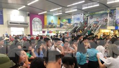 Chen chân mua vé tham quan vịnh Hạ Long bất chấp mưa tầm tã