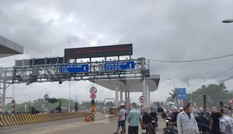 Ngày đầu thu phí, hai trạm BOT Quốc lộ 26 bị dân vây kín
