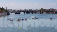 Tưng bừng lễ hội đua thuyền trên sông Cà Ty