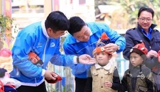 Thanh niên Bình Dương vượt hàng nghìn km mang áo ấm đến trẻ em Tây Bắc