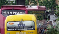 Cảnh sát bất lực xử lý ô tô đón trả khách giữa đường Hà Nội