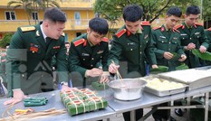 Sĩ quan Hậu cần tương lai trổ tài gói bánh chưng, nấu cỗ Tết