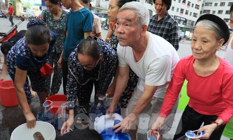 Khủng hoảng nước sạch tại Hà Nội: Khổ như 'thời bao cấp'
