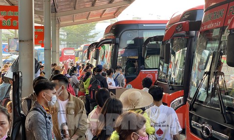 Người dân miền Tây ùn ùn rời Sài Gòn về quê ăn Tết