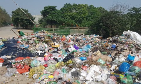 500 hộ dân ở Hà Nội kêu cứu về bãi rác, chính quyền đùn đẩy trách nhiệm