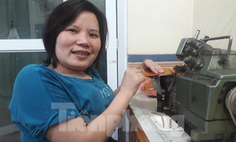 Chuyện xúc động về cô gái tật nguyền may tặng khẩu trang chống dịch