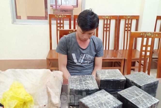 Bắt 5 đối tượng trong cùng gia đình liên quan đường dây buôn bán ma túy 'khủng' Đối tượng Ninh cùng tang vật 26 bánh ma túy tại cơ quan công an .Ảnh: Duy Chiến