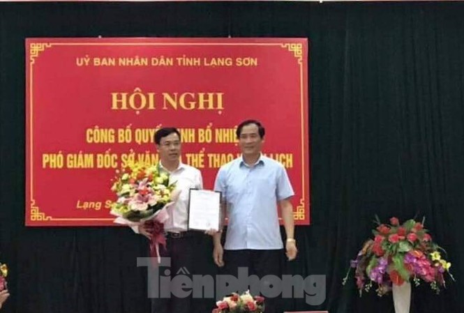 Trao quyết định bổ nhiệm Phó giám đốc Sở VH-TT&DL Lạng Sơn Ông Dương Minh Tuệ (bìa trái) nhận Quyết định và hoa của lãnh đạo tỉnh Lạng Sơn. Ảnh: H.Âu