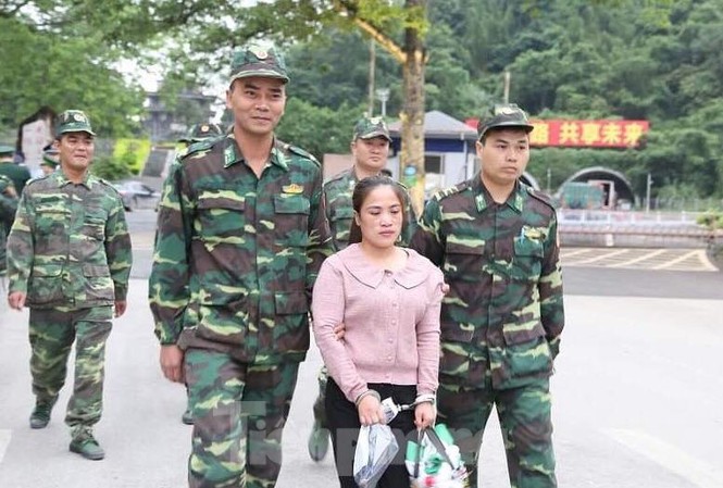 'Tú bà' lừa bán nhiều phụ nữ vào động mai dâm ở Trung Quốc Đối tượng Bạn (giữa) bị bắt giữ tại Trung Quốc và được trao trả qua cửa khẩu Hữu Nghị .Ảnh: H. Nhung