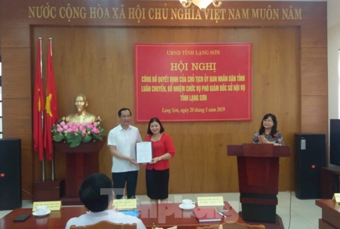 Sở Nội vụ Lạng Sơn có phó giám đốc mới Bà Luân (bìa phải) nhận Quyết định bổ nhiệm Phó GĐ Sở nội vụ Lạng Sơn .Ảnh: Đức An