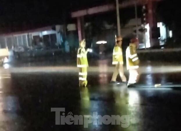 Mất đèn tín hiệu giao thông, liên tục xảy ra tai nạn, 3 người bị thương Trong khi lực lượng CSGT đang xử lý vụ tai nạn giao thông giữa 2 xe mô tô trong đêm tối thì lại xảy ra vụ tai nạn thứ 2 .Ảnh: D.C