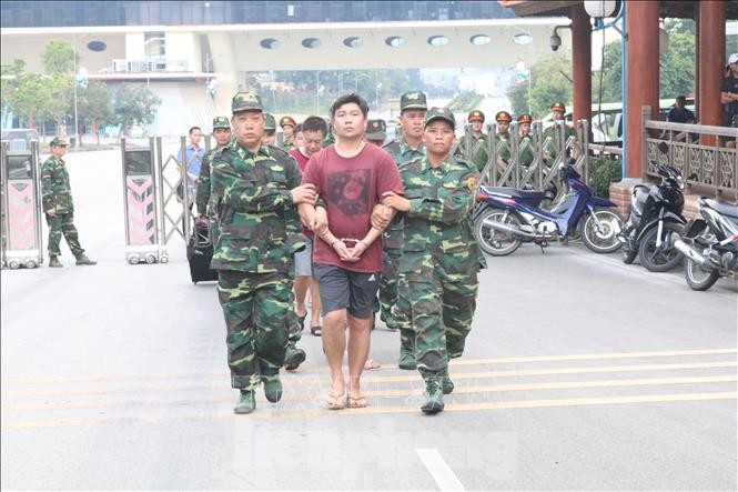 Bàn giao bốn đối tượng truy nã đặc biệt cho Công an Trung Quốc Dẫn độ nhóm tội phạm có lệnh truy nã cho công an Trung Quốc. Ảnh: Ngọc Tùng