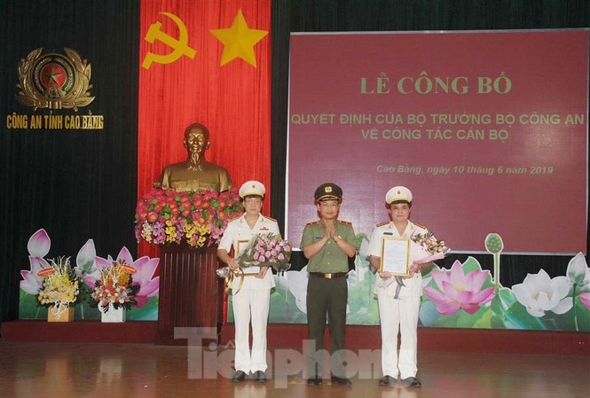 Công bố các quyết định của Bộ trưởng Công an về công tác cán bộ Thừa ủy quyền của Bộ trưởng Bộ Công an, Thiếu tướng Nguyễn Ngọc Toàn, Giám đốc Công an tỉnh Cao Bằng trao quyết định bổ nhiệm cho hai Phó Giám đốc Công an tỉnh. Ảnh: Vũ Tiệp
