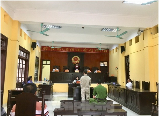 Đổi 1,8 tỷ đồng lấy 14 năm tù giam Bị cáo Dương ra tòa lĩnh án .Ảnh: X. Hữu