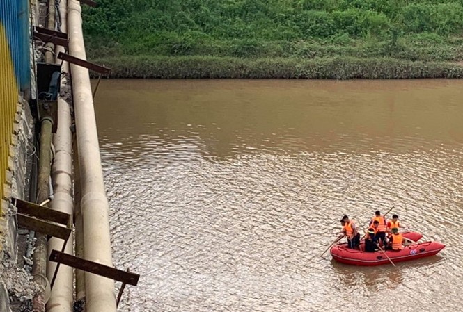 Lạng Sơn: Cô gái gieo mình xuống sông Kỳ Cùng lúc tinh sương Lực lượng cứu hộ đang nỗ lực tìm kiếm tung tích cô gái .Ảnh: Duy Chiến