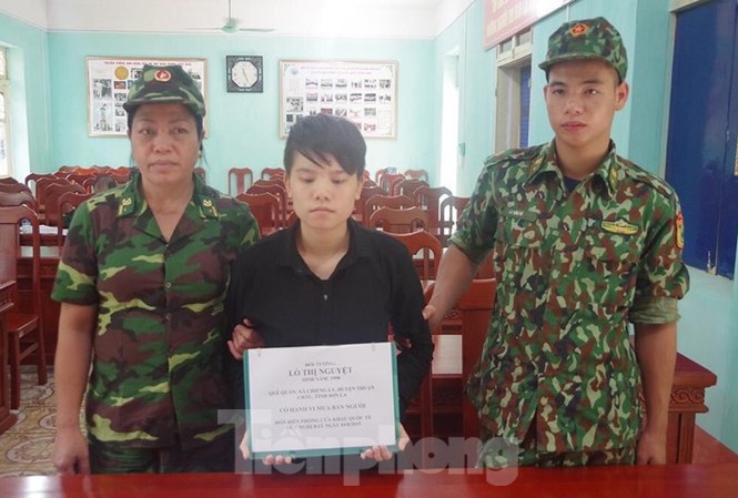 9X vượt biên sang Trung Quốc để bán trẻ sơ sinh Đối tượng Nguyệt (giữa) bị bắt giữ khi mang trẻ sơ sinh qua đường mòn biên giới .Ảnh: Vi Toàn