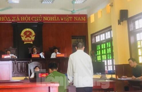 Ông chủ người Trung Quốc buôn hàng cấm sang Lạng Sơn lĩnh án tù Bị cáo Nghiệp (đứng) lĩnh án .Ảnh: Huy Hoàng