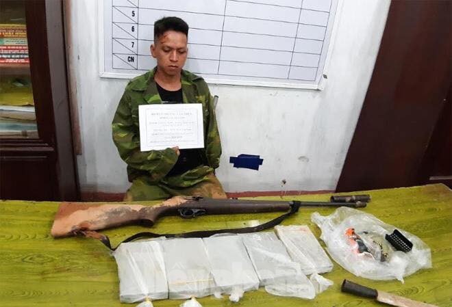 Công an triệt phá ổ nhóm vận chuyển trên 100 bánh heroin như thế nào? Đối tượng Hoàng Văn Thực bị bắt quả tang 5 bánh ma túy, súng đạn tại khu vực đường biên .Ảnh: D.Linh